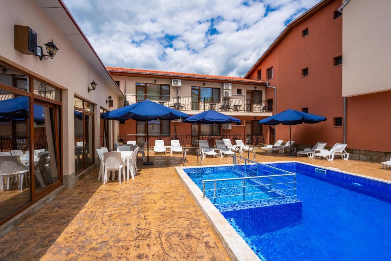 Family Hotel Preslav Esterno foto