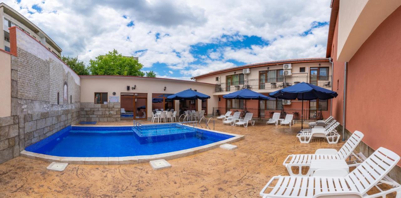 Family Hotel Preslav Esterno foto
