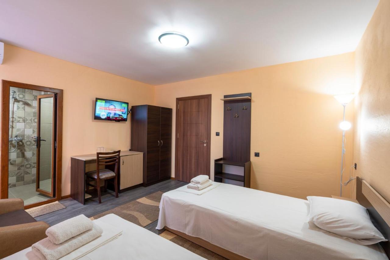 Family Hotel Preslav Esterno foto