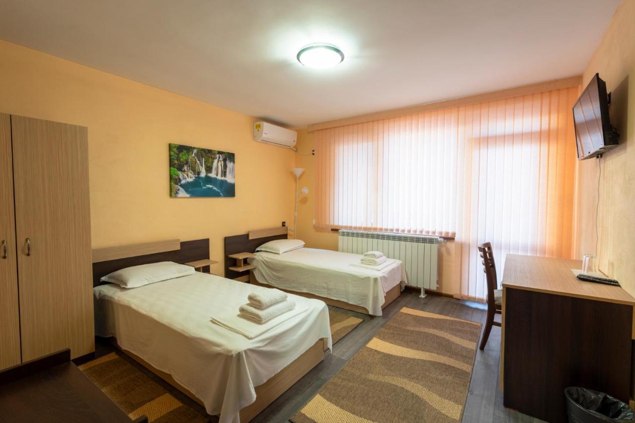 Family Hotel Preslav Esterno foto